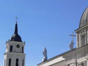 Blick auf die Dächer der Kathedrale mit Glockenturm in Vilnius