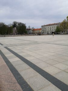 Blick über den fast menschenleeren Kathedralenplatz in Vilnius
